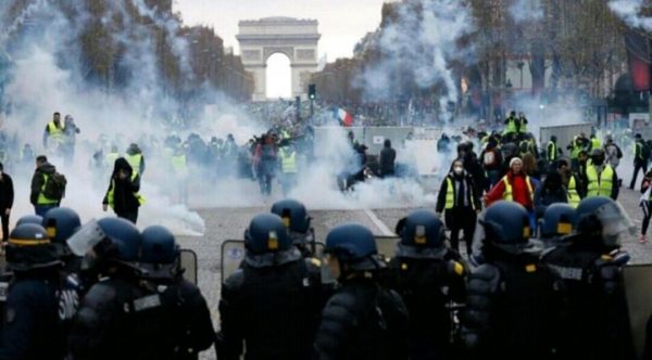 اعتقال 24 شخصًا خلال مظاهرات أصحاب السترات الصفراء في باريس