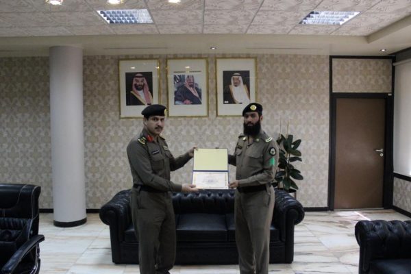 نائب مدير شرطة الرياض يكرم الرقيب “العتيبي”
