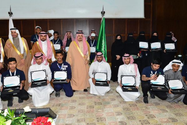 أمير الرياض يتوج الفائزين والفائزات بمسابقة المنطقة للمهارات
