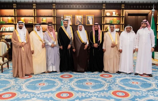 أمير منطقة الباحة يتسلم تقريرا عن إنجازات اللجنة العقارية بالغرفة التجارية