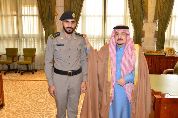 أمير الرياض يقلد عدداً من الضباط رتبهم الجديدة