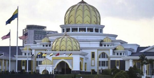 السلطان تنكو عبد الله يؤدي اليمين الدستورية ملكًا لماليزيا