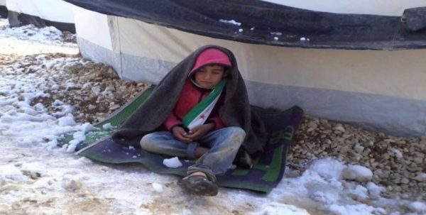 غالبيتهم من الرضع.. البرد القارس يؤدي إلى وفاة 15 نازحًا سوريًا
