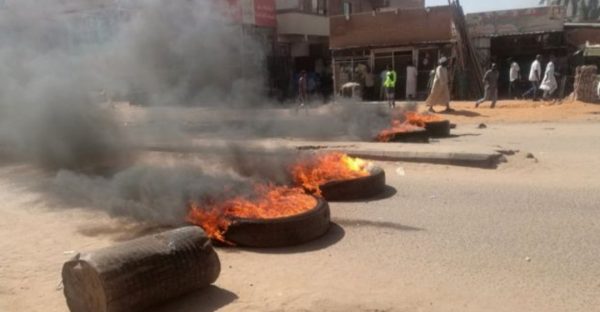 متظاهرون يغلقون طريقا رئيسيا شمالي العاصمة السودانية والشرطة تستخدم الغاز المسيل للدموع