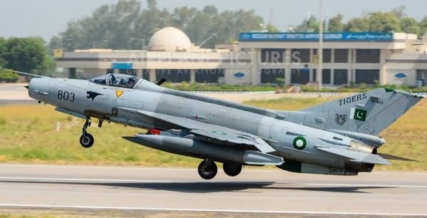 تحطم طائرة حربية باكستانية ومقتل قائدها