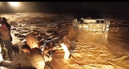 بالفيديو.. إنقاذ “3” شبان في أحد الأودية بمنطقة تبوك