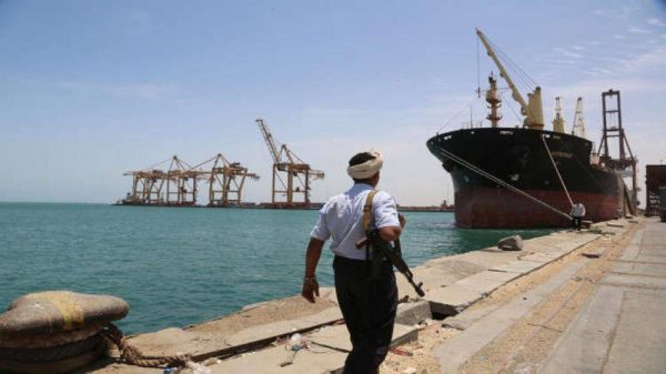 مليشيا الحوثي تحتجز ٨٨ سفينة إغاثية وتجارية وتنهب ٦٩٧ شاحنة