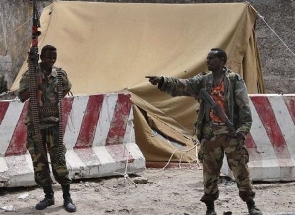 مقتل 19 شخصًا في هجوم على قاعدة عسكرية صومالية