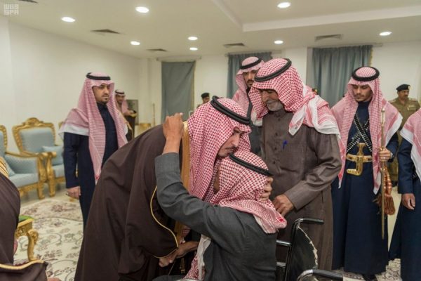 أمير الجوف يستقبل الأهالي والمسؤولين بمركز أبو عجرم