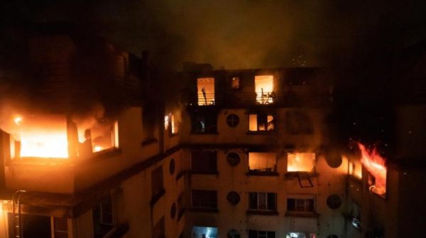 حريق يودي بحياة 8 في باريس والشرطة تعتقل امرأة