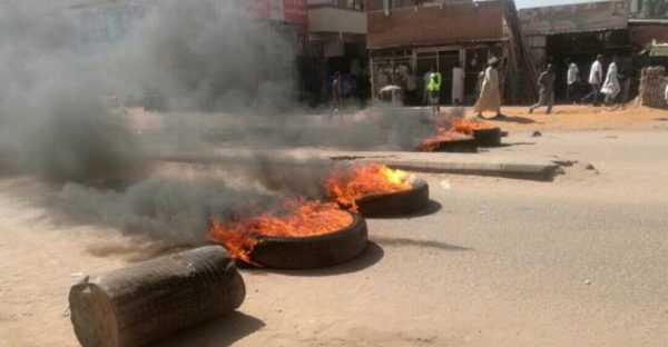 الشرطة السودانيين تطلق الغاز لتفريق محتجين في ⁧أم درمان⁩