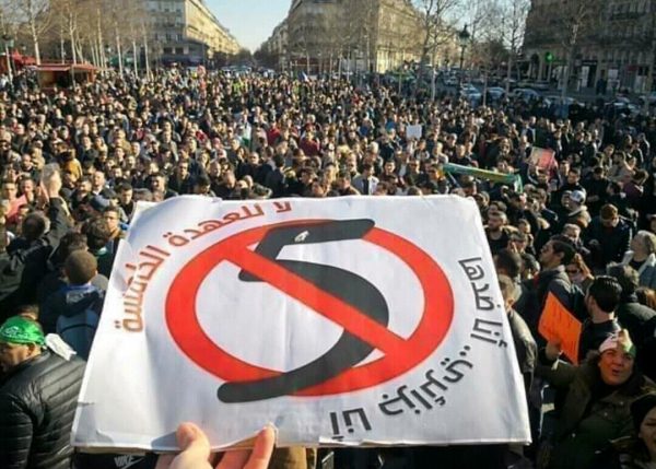 الجزائر.. تظاهرات حاشدة احتجاجاً على ترشح بوتفليقة