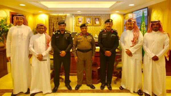 مدير شرطة مكة المكرمة يكرم عدداً من منسوبي الدوريات السرية لجهودهم