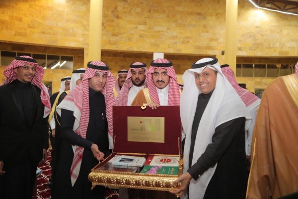 أدبي الطائف يهدي الأمير بدر بن سلطان أحدث إصدارات النادي