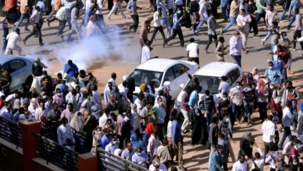 السودان.. الشرطة تفرق تظاهرة وسط الخرطوم