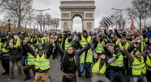 استمرار احتجاجات متظاهري السترات الصفراء في باريس