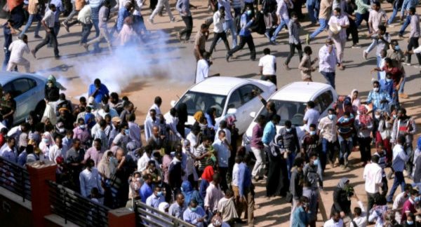 الشرطة السودانية تفرق موكبا في الخرطوم.. ولجنة الأطباء تعلن وفاة متظاهر