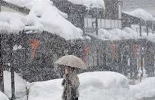 عاصفة شتوية شديدة تضرب اليابان وتراكم الثلوج يصل إلى “٣٥”سم