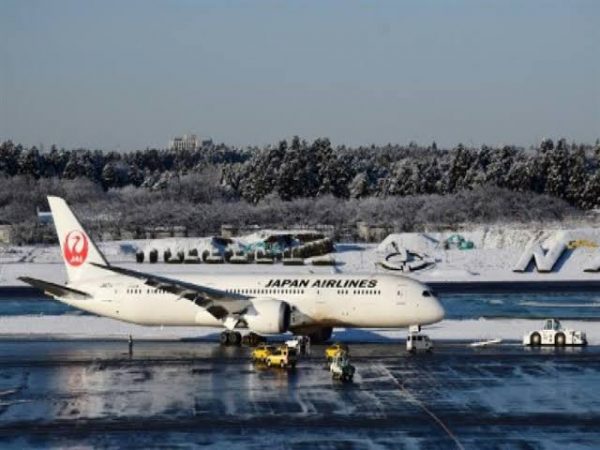 انزلاق طائرة عن مدرجها وإغلاق جزئي للمطار في اليابان
