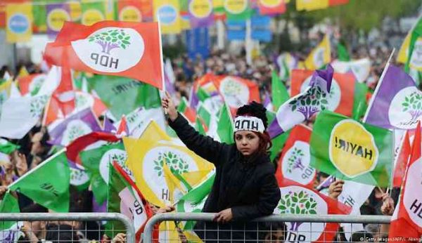 الحكومة التركية تضاعف تضيقاتها على الحزب الكردي قبيل الانتخابات