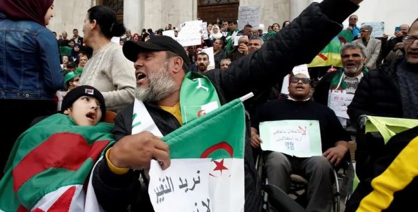 الحزب الحاكم في الجزائر: علينا أن نقف في صف المحتجين
