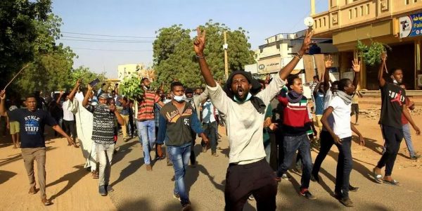 السودان.. السجن 6 أشهر ضد 3 محتجين بينهم طالبتان