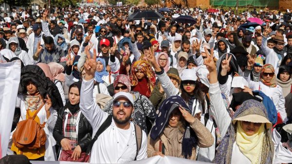 آلاف من المدرسين المؤقتين يعتصمون أمام البرلمان المغربي والشرطة تفرقهم بالقوة
