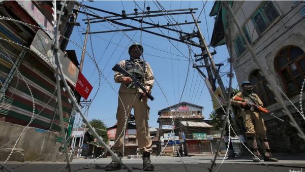 مقتل شخص وإصابة 30 بانفجار قنبلة بالشطر الهندي من كشمير