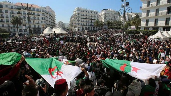 المعارضة الجزائرية ترفض إقحام الجيش بالتجاذبات السياسية
