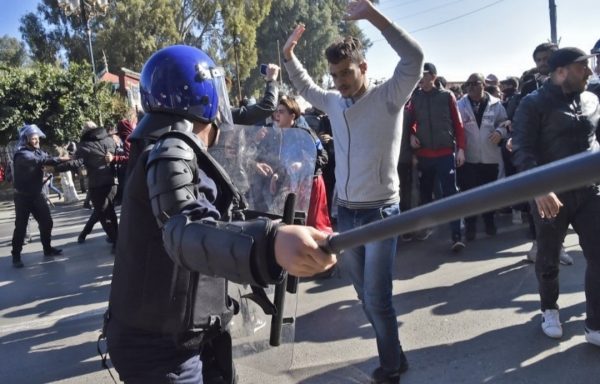 إطلاق كثيف للغاز المسيل للدموع على متظاهرين أمام مقر الحكومة في الجزائر