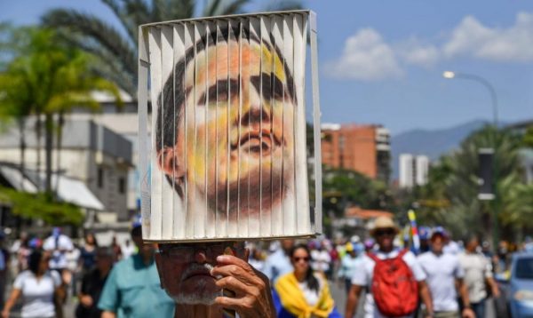 زعيم المعارضة الفنزويلية يصل إلى بلاده