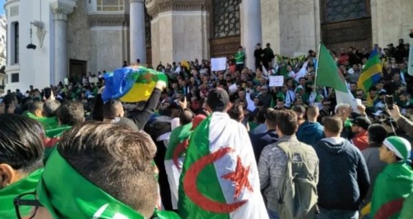 تجدد احتشاد آلاف المتظاهرين وسط العاصمة الجزائر