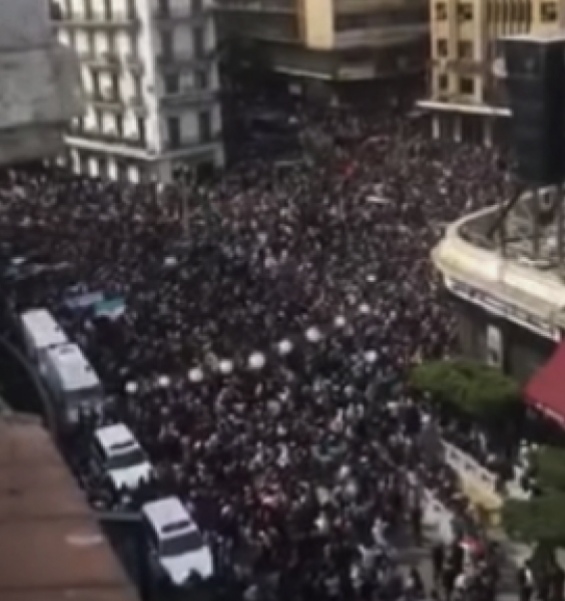 آلاف الجزائريين يستأنفون الاحتجاجات ضد بوتفليقة