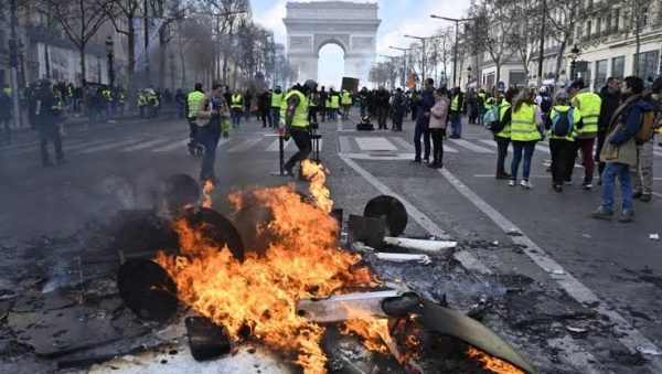 الرئيس الفرنسي يتهم بعض متظاهري السترات الصفراء بمحاولة تدمير الدولة