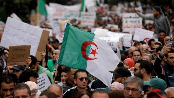 مظاهرات الجزائر مستمرة ولا تراجع عن تنحي بوتفليقة