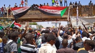 الجيش السوداني يجدد مطالبة المتظاهرين بفض الاعتصام