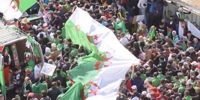 الجزائر.. آلاف المتظاهرين يطالبون برحيل الرئيس المؤقت