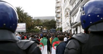 الجزائر.. الشرطة تطلق الغازات المسيلة للدموع لتفريق المتظاهرين