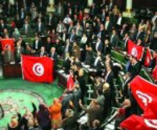 البرلمان التونسي يقر قانونا لرفع سن التقاعد عامين ويفرض ضرائب جديدة