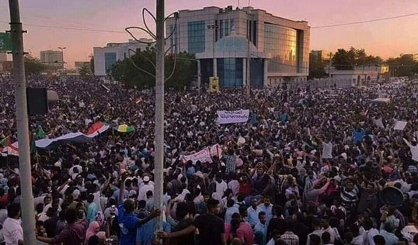 آلاف السودانيين يواصلون اعتصامهم أمام مقر إقامة البشير