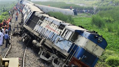إصابة أكثر من “١٤” شخصاً في خروج قطار عن مساره بالهند