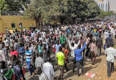 “المهنيين السودانيين” يتمسك بتسليم السلطة لحكومة مدنية
