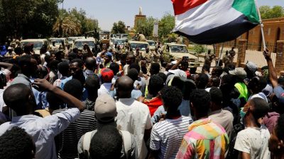طاولة الحوار تجمع قادة احتجاجات السودان والمجلس العسكري
