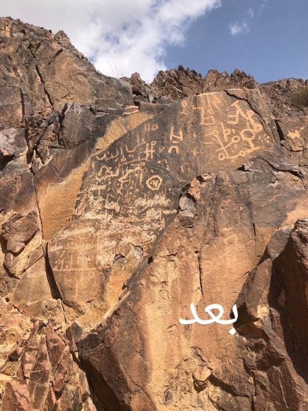 السياحة : الجهات الأمنية تلاحق المتعدي على نقش الشيخ قرناس بجبل أبان الأسمر في القصيم