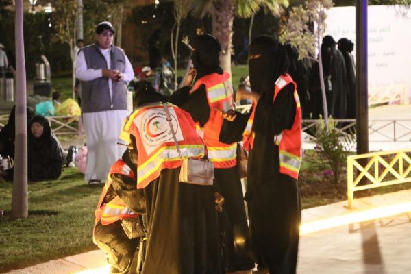 الهلال الأحمر السعودي يواصل تقديم الخدمات الإسعافية لزوار مهرجان الورد “15”
