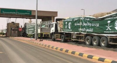 عبور 35 شاحنة منفذ الوديعة تحمل مساعدات تعليمية لمحافظات أبين ومأرب والحديدة