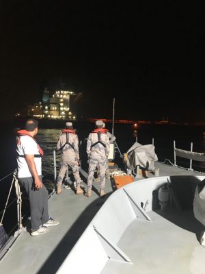 حرس الحدود ينقذ بحارباً فلبيني مصاباً من على متن ناقلة في البحر الأحمر