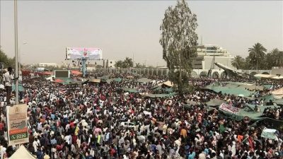 المعارضة السودانية تعلن “٣” شروط لفض اعتصامها أمام مبنى الجيش