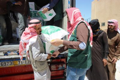 فرع مركز الملك سلمان بالأردن يوزع 438 سلة غذائية رمضانية على الاشقاء اللاجئين السوريين في المفرق