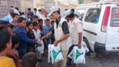 مركز الملك سلمان يواصل توزيع وجبات الإفطار للصائمين لليوم السادس ‏باليمن